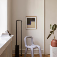 温もりのある天然木と洗練されたデザインが融合した、オーク無垢材の木製ポスターフレーム。シンプルで細身のエッジが効いたフレームは、アートや写真をすっきりと引き立て、北欧風やナチュラルテイストの空間に自然に馴染みます。スカンジナビアスタイルやミニマルデザインを好む方におすすめで、北欧でも定番のインテリアアイテム。天然オーク材は美しい木目と質感、ひとつひとつ異なる表情が魅力です。ナチュラルカラーはホワイトインテリアや和モダン、韓国インテリアなど幅広いスタイルと相性が良く、自然素材やエコ志向の暮らしにもぴったり。一般的なアートサイズに対応し、リビングや玄関、寝室、書斎、店舗など多彩な空間で活躍。壁掛け・立て掛け対応で自由なレイアウトが楽しめ、ギャラリーウォールやDIYにも最適です。