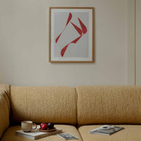 温もりのある天然木と洗練されたデザインが融合した、オーク無垢材の木製ポスターフレーム。シンプルで細身のエッジが効いたフレームは、アートや写真をすっきりと引き立て、北欧風やナチュラルテイストの空間に自然に馴染みます。スカンジナビアスタイルやミニマルデザインを好む方におすすめで、北欧でも定番のインテリアアイテム。天然オーク材は美しい木目と質感、ひとつひとつ異なる表情が魅力です。ナチュラルカラーはホワイトインテリアや和モダン、韓国インテリアなど幅広いスタイルと相性が良く、自然素材やエコ志向の暮らしにもぴったり。一般的なアートサイズに対応し、リビングや玄関、寝室、書斎、店舗など多彩な空間で活躍。壁掛け・立て掛け対応で自由なレイアウトが楽しめ、ギャラリーウォールやDIYにも最適です。