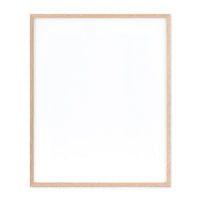 温もりのある天然木と洗練されたデザインが融合した、オーク無垢材の木製ポスターフレーム。シンプルで細身のエッジが効いたフレームは、アートや写真をすっきりと引き立て、北欧風やナチュラルテイストの空間に自然に馴染みます。スカンジナビアスタイルやミニマルデザインを好む方におすすめで、北欧でも定番のインテリアアイテム。天然オーク材は美しい木目と質感、ひとつひとつ異なる表情が魅力です。ナチュラルカラーはホワイトインテリアや和モダン、韓国インテリアなど幅広いスタイルと相性が良く、自然素材やエコ志向の暮らしにもぴったり。一般的なアートサイズに対応し、リビングや玄関、寝室、書斎、店舗など多彩な空間で活躍。壁掛け・立て掛け対応で自由なレイアウトが楽しめ、ギャラリーウォールやDIYにも最適です。