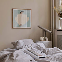 温もりのある天然木と洗練されたデザインが融合した、オーク無垢材の木製ポスターフレーム。シンプルで細身のエッジが効いたフレームは、アートや写真をすっきりと引き立て、北欧風やナチュラルテイストの空間に自然に馴染みます。スカンジナビアスタイルやミニマルデザインを好む方におすすめで、北欧でも定番のインテリアアイテム。天然オーク材は美しい木目と質感、ひとつひとつ異なる表情が魅力です。ナチュラルカラーはホワイトインテリアや和モダン、韓国インテリアなど幅広いスタイルと相性が良く、自然素材やエコ志向の暮らしにもぴったり。一般的なアートサイズに対応し、リビングや玄関、寝室、書斎、店舗など多彩な空間で活躍。壁掛け・立て掛け対応で自由なレイアウトが楽しめ、ギャラリーウォールやDIYにも最適です。