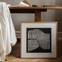 温もりのある天然木と洗練されたデザインが融合した、オーク無垢材の木製ポスターフレーム。シンプルで細身のエッジが効いたフレームは、アートや写真をすっきりと引き立て、北欧風やナチュラルテイストの空間に自然に馴染みます。スカンジナビアスタイルやミニマルデザインを好む方におすすめで、北欧でも定番のインテリアアイテム。天然オーク材は美しい木目と質感、ひとつひとつ異なる表情が魅力です。ナチュラルカラーはホワイトインテリアや和モダン、韓国インテリアなど幅広いスタイルと相性が良く、自然素材やエコ志向の暮らしにもぴったり。一般的なアートサイズに対応し、リビングや玄関、寝室、書斎、店舗など多彩な空間で活躍。壁掛け・立て掛け対応で自由なレイアウトが楽しめ、ギャラリーウォールやDIYにも最適です。