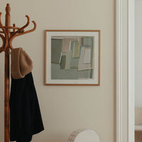 温もりのある天然木と洗練されたデザインが融合した、オーク無垢材の木製ポスターフレーム。シンプルで細身のエッジが効いたフレームは、アートや写真をすっきりと引き立て、北欧風やナチュラルテイストの空間に自然に馴染みます。スカンジナビアスタイルやミニマルデザインを好む方におすすめで、北欧でも定番のインテリアアイテム。天然オーク材は美しい木目と質感、ひとつひとつ異なる表情が魅力です。ナチュラルカラーはホワイトインテリアや和モダン、韓国インテリアなど幅広いスタイルと相性が良く、自然素材やエコ志向の暮らしにもぴったり。一般的なアートサイズに対応し、リビングや玄関、寝室、書斎、店舗など多彩な空間で活躍。壁掛け・立て掛け対応で自由なレイアウトが楽しめ、ギャラリーウォールやDIYにも最適です。