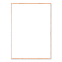 温もりのある天然木と洗練されたデザインが融合した、オーク無垢材の木製ポスターフレーム。シンプルで細身のエッジが効いたフレームは、アートや写真をすっきりと引き立て、北欧風やナチュラルテイストの空間に自然に馴染みます。スカンジナビアスタイルやミニマルデザインを好む方におすすめで、北欧でも定番のインテリアアイテム。天然オーク材は美しい木目と質感、ひとつひとつ異なる表情が魅力です。ナチュラルカラーはホワイトインテリアや和モダン、韓国インテリアなど幅広いスタイルと相性が良く、自然素材やエコ志向の暮らしにもぴったり。一般的なアートサイズに対応し、リビングや玄関、寝室、書斎、店舗など多彩な空間で活躍。壁掛け・立て掛け対応で自由なレイアウトが楽しめ、ギャラリーウォールやDIYにも最適です。