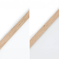 温もりのある天然木と洗練されたデザインが融合した、オーク無垢材の木製ポスターフレーム。シンプルで細身のエッジが効いたフレームは、アートや写真をすっきりと引き立て、北欧風やナチュラルテイストの空間に自然に馴染みます。スカンジナビアスタイルやミニマルデザインを好む方におすすめで、北欧でも定番のインテリアアイテム。天然オーク材は美しい木目と質感、ひとつひとつ異なる表情が魅力です。ナチュラルカラーはホワイトインテリアや和モダン、韓国インテリアなど幅広いスタイルと相性が良く、自然素材やエコ志向の暮らしにもぴったり。一般的なアートサイズに対応し、リビングや玄関、寝室、書斎、店舗など多彩な空間で活躍。壁掛け・立て掛け対応で自由なレイアウトが楽しめ、ギャラリーウォールやDIYにも最適です。