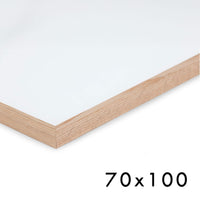 温もりのある天然木と洗練されたデザインが融合した、オーク無垢材の木製ポスターフレーム。シンプルで細身のエッジが効いたフレームは、アートや写真をすっきりと引き立て、北欧風やナチュラルテイストの空間に自然に馴染みます。スカンジナビアスタイルやミニマルデザインを好む方におすすめで、北欧でも定番のインテリアアイテム。天然オーク材は美しい木目と質感、ひとつひとつ異なる表情が魅力です。ナチュラルカラーはホワイトインテリアや和モダン、韓国インテリアなど幅広いスタイルと相性が良く、自然素材やエコ志向の暮らしにもぴったり。一般的なアートサイズに対応し、リビングや玄関、寝室、書斎、店舗など多彩な空間で活躍。壁掛け・立て掛け対応で自由なレイアウトが楽しめ、ギャラリーウォールやDIYにも最適です。