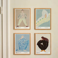 温もりのある天然木と洗練されたデザインが融合した、オーク無垢材の木製ポスターフレーム。シンプルで細身のエッジが効いたフレームは、アートや写真をすっきりと引き立て、北欧風やナチュラルテイストの空間に自然に馴染みます。スカンジナビアスタイルやミニマルデザインを好む方におすすめで、北欧でも定番のインテリアアイテム。天然オーク材は美しい木目と質感、ひとつひとつ異なる表情が魅力です。ナチュラルカラーはホワイトインテリアや和モダン、韓国インテリアなど幅広いスタイルと相性が良く、自然素材やエコ志向の暮らしにもぴったり。一般的なアートサイズに対応し、リビングや玄関、寝室、書斎、店舗など多彩な空間で活躍。壁掛け・立て掛け対応で自由なレイアウトが楽しめ、ギャラリーウォールやDIYにも最適です。