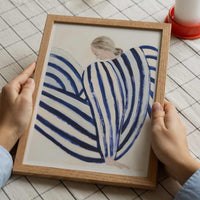 温もりのある天然木と洗練されたデザインが融合した、オーク無垢材の木製ポスターフレーム。シンプルで細身のエッジが効いたフレームは、アートや写真をすっきりと引き立て、北欧風やナチュラルテイストの空間に自然に馴染みます。スカンジナビアスタイルやミニマルデザインを好む方におすすめで、北欧でも定番のインテリアアイテム。天然オーク材は美しい木目と質感、ひとつひとつ異なる表情が魅力です。ナチュラルカラーはホワイトインテリアや和モダン、韓国インテリアなど幅広いスタイルと相性が良く、自然素材やエコ志向の暮らしにもぴったり。一般的なアートサイズに対応し、リビングや玄関、寝室、書斎、店舗など多彩な空間で活躍。壁掛け・立て掛け対応で自由なレイアウトが楽しめ、ギャラリーウォールやDIYにも最適です。