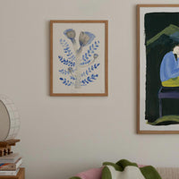 温もりのある天然木と洗練されたデザインが融合した、オーク無垢材の木製ポスターフレーム。シンプルで細身のエッジが効いたフレームは、アートや写真をすっきりと引き立て、北欧風やナチュラルテイストの空間に自然に馴染みます。スカンジナビアスタイルやミニマルデザインを好む方におすすめで、北欧でも定番のインテリアアイテム。天然オーク材は美しい木目と質感、ひとつひとつ異なる表情が魅力です。ナチュラルカラーはホワイトインテリアや和モダン、韓国インテリアなど幅広いスタイルと相性が良く、自然素材やエコ志向の暮らしにもぴったり。一般的なアートサイズに対応し、リビングや玄関、寝室、書斎、店舗など多彩な空間で活躍。壁掛け・立て掛け対応で自由なレイアウトが楽しめ、ギャラリーウォールやDIYにも最適です。