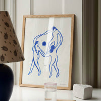 温もりのある天然木と洗練されたデザインが融合した、オーク無垢材の木製ポスターフレーム。シンプルで細身のエッジが効いたフレームは、アートや写真をすっきりと引き立て、北欧風やナチュラルテイストの空間に自然に馴染みます。スカンジナビアスタイルやミニマルデザインを好む方におすすめで、北欧でも定番のインテリアアイテム。天然オーク材は美しい木目と質感、ひとつひとつ異なる表情が魅力です。ナチュラルカラーはホワイトインテリアや和モダン、韓国インテリアなど幅広いスタイルと相性が良く、自然素材やエコ志向の暮らしにもぴったり。一般的なアートサイズに対応し、リビングや玄関、寝室、書斎、店舗など多彩な空間で活躍。壁掛け・立て掛け対応で自由なレイアウトが楽しめ、ギャラリーウォールやDIYにも最適です。