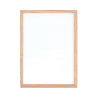 温もりのある天然木と洗練されたデザインが融合した、オーク無垢材の木製ポスターフレーム。シンプルで細身のエッジが効いたフレームは、アートや写真をすっきりと引き立て、北欧風やナチュラルテイストの空間に自然に馴染みます。スカンジナビアスタイルやミニマルデザインを好む方におすすめで、北欧でも定番のインテリアアイテム。天然オーク材は美しい木目と質感、ひとつひとつ異なる表情が魅力です。ナチュラルカラーはホワイトインテリアや和モダン、韓国インテリアなど幅広いスタイルと相性が良く、自然素材やエコ志向の暮らしにもぴったり。一般的なアートサイズに対応し、リビングや玄関、寝室、書斎、店舗など多彩な空間で活躍。壁掛け・立て掛け対応で自由なレイアウトが楽しめ、ギャラリーウォールやDIYにも最適です。