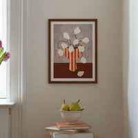 スカンジナビアのクラフトマンシップにインスパイアされた、北欧デザインの美学が息づく天然木製のポスターフレーム。温もりある無垢材と洗練されたスリムなフォルムが融合し、アートポスターや写真をすっきりと引き立てながら、空間全体に落ち着きと上質さをもたらします。上質な天然木を使用したフレームは、不透明ながらも木目の自然な表情をほのかに感じさせ、ナチュラルでありながら現代的な雰囲気も演出します。金属製のハンガーが裏面に取り付けられており、縦横どちらの向きでも壁に掛けてご使用いただけます。アルミフレームにはない自然素材ならではの豊かな質感とぬくもりは、北欧諸国でも高く評価され、定番のインテリアアイテムとして広く親しまれています。シンプルで飽きのこないデザインは、ミニマルインテリアやナチュラルテイストのお部屋にも自然に調和し、日常に木の優しさと北欧らしい上質な空気を添えてくれます。