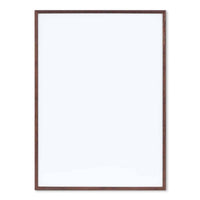 スカンジナビアのクラフトマンシップにインスパイアされた、北欧デザインの美学が息づく天然木製のポスターフレーム。温もりある無垢材と洗練されたスリムなフォルムが融合し、アートポスターや写真をすっきりと引き立てながら、空間全体に落ち着きと上質さをもたらします。上質な天然木を使用したフレームは、不透明ながらも木目の自然な表情をほのかに感じさせ、ナチュラルでありながら現代的な雰囲気も演出します。金属製のハンガーが裏面に取り付けられており、縦横どちらの向きでも壁に掛けてご使用いただけます。アルミフレームにはない自然素材ならではの豊かな質感とぬくもりは、北欧諸国でも高く評価され、定番のインテリアアイテムとして広く親しまれています。シンプルで飽きのこないデザインは、ミニマルインテリアやナチュラルテイストのお部屋にも自然に調和し、日常に木の優しさと北欧らしい上質な空気を添えてくれます。