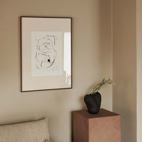 スカンジナビアのクラフトマンシップにインスパイアされた、北欧デザインの美学が息づく天然木製のポスターフレーム。温もりある無垢材と洗練されたスリムなフォルムが融合し、アートポスターや写真をすっきりと引き立てながら、空間全体に落ち着きと上質さをもたらします。上質な天然木を使用したフレームは、不透明ながらも木目の自然な表情をほのかに感じさせ、ナチュラルでありながら現代的な雰囲気も演出します。金属製のハンガーが裏面に取り付けられており、縦横どちらの向きでも壁に掛けてご使用いただけます。アルミフレームにはない自然素材ならではの豊かな質感とぬくもりは、北欧諸国でも高く評価され、定番のインテリアアイテムとして広く親しまれています。シンプルで飽きのこないデザインは、ミニマルインテリアやナチュラルテイストのお部屋にも自然に調和し、日常に木の優しさと北欧らしい上質な空気を添えてくれます。