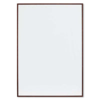 スカンジナビアのクラフトマンシップにインスパイアされた、北欧デザインの美学が息づく天然木製のポスターフレーム。温もりある無垢材と洗練されたスリムなフォルムが融合し、アートポスターや写真をすっきりと引き立てながら、空間全体に落ち着きと上質さをもたらします。上質な天然木を使用したフレームは、不透明ながらも木目の自然な表情をほのかに感じさせ、ナチュラルでありながら現代的な雰囲気も演出します。金属製のハンガーが裏面に取り付けられており、縦横どちらの向きでも壁に掛けてご使用いただけます。アルミフレームにはない自然素材ならではの豊かな質感とぬくもりは、北欧諸国でも高く評価され、定番のインテリアアイテムとして広く親しまれています。シンプルで飽きのこないデザインは、ミニマルインテリアやナチュラルテイストのお部屋にも自然に調和し、日常に木の優しさと北欧らしい上質な空気を添えてくれます。