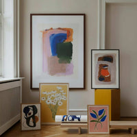 スカンジナビアのクラフトマンシップにインスパイアされた、北欧デザインの美学が息づく天然木製のポスターフレーム。温もりある無垢材と洗練されたスリムなフォルムが融合し、アートポスターや写真をすっきりと引き立てながら、空間全体に落ち着きと上質さをもたらします。上質な天然木を使用したフレームは、不透明ながらも木目の自然な表情をほのかに感じさせ、ナチュラルでありながら現代的な雰囲気も演出します。金属製のハンガーが裏面に取り付けられており、縦横どちらの向きでも壁に掛けてご使用いただけます。アルミフレームにはない自然素材ならではの豊かな質感とぬくもりは、北欧諸国でも高く評価され、定番のインテリアアイテムとして広く親しまれています。シンプルで飽きのこないデザインは、ミニマルインテリアやナチュラルテイストのお部屋にも自然に調和し、日常に木の優しさと北欧らしい上質な空気を添えてくれます。