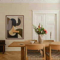 スカンジナビアのクラフトマンシップにインスパイアされた、北欧デザインの美学が息づく天然木製のポスターフレーム。温もりある無垢材と洗練されたスリムなフォルムが融合し、アートポスターや写真をすっきりと引き立てながら、空間全体に落ち着きと上質さをもたらします。上質な天然木を使用したフレームは、不透明ながらも木目の自然な表情をほのかに感じさせ、ナチュラルでありながら現代的な雰囲気も演出します。金属製のハンガーが裏面に取り付けられており、縦横どちらの向きでも壁に掛けてご使用いただけます。アルミフレームにはない自然素材ならではの豊かな質感とぬくもりは、北欧諸国でも高く評価され、定番のインテリアアイテムとして広く親しまれています。シンプルで飽きのこないデザインは、ミニマルインテリアやナチュラルテイストのお部屋にも自然に調和し、日常に木の優しさと北欧らしい上質な空気を添えてくれます。