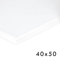 スカンジナビアのクラフトマンシップにインスパイアされた、北欧デザインの美学が息づく天然木製のポスターフレーム。温もりある無垢材と洗練されたスリムなフォルムが融合し、アートポスターや写真をすっきりと引き立てながら、空間全体に落ち着きと上質さをもたらします。上質な天然木を使用したフレームは、不透明ながらも木目の自然な表情をほのかに感じさせ、ナチュラルでありながら現代的な雰囲気も演出します。金属製のハンガーが裏面に取り付けられており、縦横どちらの向きでも壁に掛けてご使用いただけます。アルミフレームにはない自然素材ならではの豊かな質感とぬくもりは、北欧諸国でも高く評価され、定番のインテリアアイテムとして広く親しまれています。シンプルで飽きのこないデザインは、ミニマルインテリアやナチュラルテイストのお部屋にも自然に調和し、日常に木の優しさと北欧らしい上質な空気を添えてくれます。