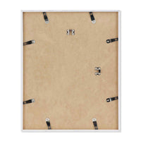 スカンジナビアのクラフトマンシップにインスパイアされた、北欧デザインの美学が息づく天然木製のポスターフレーム。温もりある無垢材と洗練されたスリムなフォルムが融合し、アートポスターや写真をすっきりと引き立てながら、空間全体に落ち着きと上質さをもたらします。上質な天然木を使用したフレームは、不透明ながらも木目の自然な表情をほのかに感じさせ、ナチュラルでありながら現代的な雰囲気も演出します。金属製のハンガーが裏面に取り付けられており、縦横どちらの向きでも壁に掛けてご使用いただけます。アルミフレームにはない自然素材ならではの豊かな質感とぬくもりは、北欧諸国でも高く評価され、定番のインテリアアイテムとして広く親しまれています。シンプルで飽きのこないデザインは、ミニマルインテリアやナチュラルテイストのお部屋にも自然に調和し、日常に木の優しさと北欧らしい上質な空気を添えてくれます。