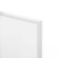 スカンジナビアのクラフトマンシップにインスパイアされた、北欧デザインの美学が息づく天然木製のポスターフレーム。温もりある無垢材と洗練されたスリムなフォルムが融合し、アートポスターや写真をすっきりと引き立てながら、空間全体に落ち着きと上質さをもたらします。上質な天然木を使用したフレームは、不透明ながらも木目の自然な表情をほのかに感じさせ、ナチュラルでありながら現代的な雰囲気も演出します。金属製のハンガーが裏面に取り付けられており、縦横どちらの向きでも壁に掛けてご使用いただけます。アルミフレームにはない自然素材ならではの豊かな質感とぬくもりは、北欧諸国でも高く評価され、定番のインテリアアイテムとして広く親しまれています。シンプルで飽きのこないデザインは、ミニマルインテリアやナチュラルテイストのお部屋にも自然に調和し、日常に木の優しさと北欧らしい上質な空気を添えてくれます。