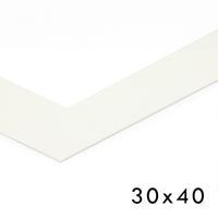 このパスパートアウトは、北欧スタイルのアートフレームにぴったりなシンプルで洗練されたデザインが特徴です。作品とフレームの間に美しい余白を生み出し、アートの存在感を際立たせながら、インテリアに心地よいバランスをもたらします。高品質なマットボードを使用しており、アートや写真をガラス面の接触から保護し、湿気や汚れによるダメージを防ぎます。中抜き部分は正確にカットされており、作品にぴったりとフィットする仕上がりです。北欧インテリアやミニマルな空間に調和するカラーと質感で、額装全体を一層洗練された印象に。大切なアートをより美しく飾りたい方におすすめです。