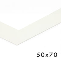 このパスパートアウトは、北欧スタイルのアートフレームにぴったりなシンプルで洗練されたデザインが特徴です。作品とフレームの間に美しい余白を生み出し、アートの存在感を際立たせながら、インテリアに心地よいバランスをもたらします。高品質なマットボードを使用しており、アートや写真をガラス面の接触から保護し、湿気や汚れによるダメージを防ぎます。中抜き部分は正確にカットされており、作品にぴったりとフィットする仕上がりです。北欧インテリアやミニマルな空間に調和するカラーと質感で、額装全体を一層洗練された印象に。大切なアートをより美しく飾りたい方におすすめです。