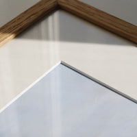 このパスパートアウトは、北欧スタイルのアートフレームにぴったりなシンプルで洗練されたデザインが特徴です。作品とフレームの間に美しい余白を生み出し、アートの存在感を際立たせながら、インテリアに心地よいバランスをもたらします。高品質なマットボードを使用しており、アートや写真をガラス面の接触から保護し、湿気や汚れによるダメージを防ぎます。中抜き部分は正確にカットされており、作品にぴったりとフィットする仕上がりです。北欧インテリアやミニマルな空間に調和するカラーと質感で、額装全体を一層洗練された印象に。大切なアートをより美しく飾りたい方におすすめです。