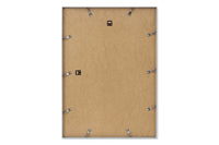 高品質なアルミニウム製ポスターフレームは、ミニマルで洗練されたデザインが魅力の一品です。エッジの効いた細身のプロファイルが、ポスターやアートプリントをすっきりと引き立て、空間にシンプルながらも高級感のある印象を与えます。奥行のある構造により、立体的な美しさが生まれ、上質なインテリアの一部として調和します。また、壁掛け用の金具はフレームの奥に収まるよう設計されており、フレーム全体が壁にぴったりと密着し、より美しく飾ることが可能です。裏面には金属製のハンガーが取り付けられており、縦横どちらの向きでも壁に掛けてご使用いただけます。シンプルながらも細部までこだわり抜かれたこのフレームは、北欧テイストやモダンインテリア、モノトーンスタイルにも自然に溶け込み、アートをより引き立ててくれます。リビング、書斎、寝室、店舗など、あらゆる空間で活躍します。