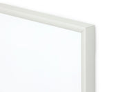 高品質なアルミニウム製ポスターフレームは、ミニマルで洗練されたデザインが魅力の一品です。エッジの効いた細身のプロファイルが、ポスターやアートプリントをすっきりと引き立て、空間にシンプルながらも高級感のある印象を与えます。奥行のある構造により、立体的な美しさが生まれ、上質なインテリアの一部として調和します。また、壁掛け用の金具はフレームの奥に収まるよう設計されており、フレーム全体が壁にぴったりと密着し、より美しく飾ることが可能です。裏面には金属製のハンガーが取り付けられており、縦横どちらの向きでも壁に掛けてご使用いただけます。シンプルながらも細部までこだわり抜かれたこのフレームは、北欧テイストやモダンインテリア、モノトーンスタイルにも自然に溶け込み、アートをより引き立ててくれます。リビング、書斎、寝室、店舗など、あらゆる空間で活躍します。