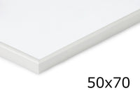 高品質なアルミニウム製ポスターフレームは、ミニマルで洗練されたデザインが魅力の一品です。エッジの効いた細身のプロファイルが、ポスターやアートプリントをすっきりと引き立て、空間にシンプルながらも高級感のある印象を与えます。奥行のある構造により、立体的な美しさが生まれ、上質なインテリアの一部として調和します。また、壁掛け用の金具はフレームの奥に収まるよう設計されており、フレーム全体が壁にぴったりと密着し、より美しく飾ることが可能です。裏面には金属製のハンガーが取り付けられており、縦横どちらの向きでも壁に掛けてご使用いただけます。シンプルながらも細部までこだわり抜かれたこのフレームは、北欧テイストやモダンインテリア、モノトーンスタイルにも自然に溶け込み、アートをより引き立ててくれます。リビング、書斎、寝室、店舗など、あらゆる空間で活躍します。