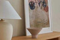 スカンジナビアのクラフトマンシップにインスパイアされた、北欧デザインの美学が息づく天然木製のポスターフレーム。温もりある無垢材と洗練されたスリムなフォルムが融合し、アートポスターや写真をすっきりと引き立てながら、空間全体に落ち着きと上質さをもたらします。上質な天然木を使用したフレームは、不透明ながらも木目の自然な表情をほのかに感じさせ、ナチュラルでありながら現代的な雰囲気も演出します。金属製のハンガーが裏面に取り付けられており、縦横どちらの向きでも壁に掛けてご使用いただけます。アルミフレームにはない自然素材ならではの豊かな質感とぬくもりは、北欧諸国でも高く評価され、定番のインテリアアイテムとして広く親しまれています。シンプルで飽きのこないデザインは、ミニマルインテリアやナチュラルテイストのお部屋にも自然に調和し、日常に木の優しさと北欧らしい上質な空気を添えてくれます。