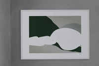 スカンジナビアのクラフトマンシップにインスパイアされた、北欧デザインの美学が息づく天然木製のポスターフレーム。温もりある無垢材と洗練されたスリムなフォルムが融合し、アートポスターや写真をすっきりと引き立てながら、空間全体に落ち着きと上質さをもたらします。上質な天然木を使用したフレームは、不透明ながらも木目の自然な表情をほのかに感じさせ、ナチュラルでありながら現代的な雰囲気も演出します。金属製のハンガーが裏面に取り付けられており、縦横どちらの向きでも壁に掛けてご使用いただけます。アルミフレームにはない自然素材ならではの豊かな質感とぬくもりは、北欧諸国でも高く評価され、定番のインテリアアイテムとして広く親しまれています。シンプルで飽きのこないデザインは、ミニマルインテリアやナチュラルテイストのお部屋にも自然に調和し、日常に木の優しさと北欧らしい上質な空気を添えてくれます。