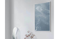 スカンジナビアのクラフトマンシップにインスパイアされた、北欧デザインの美学が息づく天然木製のポスターフレーム。温もりある無垢材と洗練されたスリムなフォルムが融合し、アートポスターや写真をすっきりと引き立てながら、空間全体に落ち着きと上質さをもたらします。上質な天然木を使用したフレームは、不透明ながらも木目の自然な表情をほのかに感じさせ、ナチュラルでありながら現代的な雰囲気も演出します。金属製のハンガーが裏面に取り付けられており、縦横どちらの向きでも壁に掛けてご使用いただけます。アルミフレームにはない自然素材ならではの豊かな質感とぬくもりは、北欧諸国でも高く評価され、定番のインテリアアイテムとして広く親しまれています。シンプルで飽きのこないデザインは、ミニマルインテリアやナチュラルテイストのお部屋にも自然に調和し、日常に木の優しさと北欧らしい上質な空気を添えてくれます。