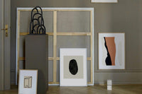 スカンジナビアのクラフトマンシップにインスパイアされた、北欧デザインの美学が息づく天然木製のポスターフレーム。温もりある無垢材と洗練されたスリムなフォルムが融合し、アートポスターや写真をすっきりと引き立てながら、空間全体に落ち着きと上質さをもたらします。上質な天然木を使用したフレームは、不透明ながらも木目の自然な表情をほのかに感じさせ、ナチュラルでありながら現代的な雰囲気も演出します。金属製のハンガーが裏面に取り付けられており、縦横どちらの向きでも壁に掛けてご使用いただけます。アルミフレームにはない自然素材ならではの豊かな質感とぬくもりは、北欧諸国でも高く評価され、定番のインテリアアイテムとして広く親しまれています。シンプルで飽きのこないデザインは、ミニマルインテリアやナチュラルテイストのお部屋にも自然に調和し、日常に木の優しさと北欧らしい上質な空気を添えてくれます。