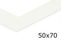 このパスパートアウトは、北欧スタイルのアートフレームにぴったりなシンプルで洗練されたデザインが特徴です。作品とフレームの間に美しい余白を生み出し、アートの存在感を際立たせながら、インテリアに心地よいバランスをもたらします。高品質なマットボードを使用しており、アートや写真をガラス面の接触から保護し、湿気や汚れによるダメージを防ぎます。中抜き部分は正確にカットされており、作品にぴったりとフィットする仕上がりです。北欧インテリアやミニマルな空間に調和するカラーと質感で、額装全体を一層洗練された印象に。大切なアートをより美しく飾りたい方におすすめです。