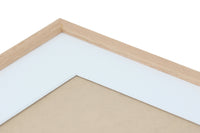 このパスパートアウトは、北欧スタイルのアートフレームにぴったりなシンプルで洗練されたデザインが特徴です。作品とフレームの間に美しい余白を生み出し、アートの存在感を際立たせながら、インテリアに心地よいバランスをもたらします。高品質なマットボードを使用しており、アートや写真をガラス面の接触から保護し、湿気や汚れによるダメージを防ぎます。中抜き部分は正確にカットされており、作品にぴったりとフィットする仕上がりです。北欧インテリアやミニマルな空間に調和するカラーと質感で、額装全体を一層洗練された印象に。大切なアートをより美しく飾りたい方におすすめです。