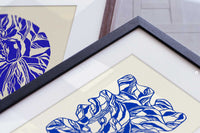 このパスパートアウトは、北欧スタイルのアートフレームにぴったりなシンプルで洗練されたデザインが特徴です。作品とフレームの間に美しい余白を生み出し、アートの存在感を際立たせながら、インテリアに心地よいバランスをもたらします。高品質なマットボードを使用しており、アートや写真をガラス面の接触から保護し、湿気や汚れによるダメージを防ぎます。中抜き部分は正確にカットされており、作品にぴったりとフィットする仕上がりです。北欧インテリアやミニマルな空間に調和するカラーと質感で、額装全体を一層洗練された印象に。大切なアートをより美しく飾りたい方におすすめです。