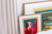 このパスパートアウトは、北欧スタイルのアートフレームにぴったりなシンプルで洗練されたデザインが特徴です。作品とフレームの間に美しい余白を生み出し、アートの存在感を際立たせながら、インテリアに心地よいバランスをもたらします。高品質なマットボードを使用しており、アートや写真をガラス面の接触から保護し、湿気や汚れによるダメージを防ぎます。中抜き部分は正確にカットされており、作品にぴったりとフィットする仕上がりです。北欧インテリアやミニマルな空間に調和するカラーと質感で、額装全体を一層洗練された印象に。大切なアートをより美しく飾りたい方におすすめです。