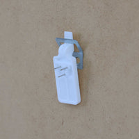 北欧スウェーデンのブランド「BOLD」が開発した、革新的なピクチャーフックです。従来の金属製フックとは異なり、軽量で耐久性の高いプラスチック製を採用。壁へのダメージを最小限に抑えながら、アートや額縁を美しく、確実に掛けることができます。取り付けは驚くほど簡単で、ドリルやアンカーを使わず、付属の細いスチールピンをハンマーで打ち込むだけ。数秒で設置でき、外した跡もほとんど目立ちません。一般的な石こうボードや木壁はもちろん、コンクリート壁にも対応します。素材には柔軟性と高い衝撃吸収性を兼ね備えた熱可塑性プラスチックを採用。フレームをしっかり支えながらも、壁面や釘への負担を軽減します。北欧らしい機能美と合理性を追求したBOLDのピクチャーフックは、壁にアートを飾るという日常の動作を、より簡単でスマートな体験へと変えてくれます。