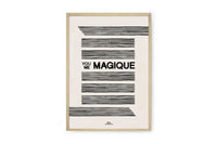 HOTELMAGIQUEはMilouNeelenによって生み出されたブランドです。彼女はフリーランスの仕事を経て、ファッションブランド、スコッチ&ソーダに3年間勤務し、グラフィックデザインの経験を積み、多くのコレクションのプリントやパターンをデザインしました。そして、2013年より独立して活動します。パリのアパートメントからアメリカーナモーテル、ウェスアンダーソンまでレトロなインスピレーションを得たこれらのグラフィックプリントは、シンプルでありながら美しいデザインです。