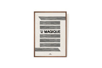 HOTELMAGIQUEはMilouNeelenによって生み出されたブランドです。彼女はフリーランスの仕事を経て、ファッションブランド、スコッチ&ソーダに3年間勤務し、グラフィックデザインの経験を積み、多くのコレクションのプリントやパターンをデザインしました。そして、2013年より独立して活動します。パリのアパートメントからアメリカーナモーテル、ウェスアンダーソンまでレトロなインスピレーションを得たこれらのグラフィックプリントは、シンプルでありながら美しいデザインです。