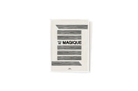 HOTELMAGIQUEはMilouNeelenによって生み出されたブランドです。彼女はフリーランスの仕事を経て、ファッションブランド、スコッチ&ソーダに3年間勤務し、グラフィックデザインの経験を積み、多くのコレクションのプリントやパターンをデザインしました。そして、2013年より独立して活動します。パリのアパートメントからアメリカーナモーテル、ウェスアンダーソンまでレトロなインスピレーションを得たこれらのグラフィックプリントは、シンプルでありながら美しいデザインです。