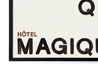 HOTELMAGIQUEはMilouNeelenによって生み出されたブランドです。彼女はフリーランスの仕事を経て、ファッションブランド、スコッチ&ソーダに3年間勤務し、グラフィックデザインの経験を積み、多くのコレクションのプリントやパターンをデザインしました。そして、2013年より独立して活動します。パリのアパートメントからアメリカーナモーテル、ウェスアンダーソンまでレトロなインスピレーションを得たこれらのグラフィックプリントは、シンプルでありながら美しいデザインです。