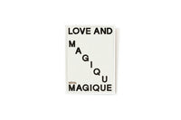 HOTELMAGIQUEはMilouNeelenによって生み出されたブランドです。彼女はフリーランスの仕事を経て、ファッションブランド、スコッチ&ソーダに3年間勤務し、グラフィックデザインの経験を積み、多くのコレクションのプリントやパターンをデザインしました。そして、2013年より独立して活動します。パリのアパートメントからアメリカーナモーテル、ウェスアンダーソンまでレトロなインスピレーションを得たこれらのグラフィックプリントは、シンプルでありながら美しいデザインです。