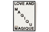 HOTELMAGIQUEはMilouNeelenによって生み出されたブランドです。彼女はフリーランスの仕事を経て、ファッションブランド、スコッチ&ソーダに3年間勤務し、グラフィックデザインの経験を積み、多くのコレクションのプリントやパターンをデザインしました。そして、2013年より独立して活動します。パリのアパートメントからアメリカーナモーテル、ウェスアンダーソンまでレトロなインスピレーションを得たこれらのグラフィックプリントは、シンプルでありながら美しいデザインです。