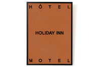 HOTELMAGIQUEはMilouNeelenによって生み出されたブランドです。彼女はフリーランスの仕事を経て、ファッションブランド、スコッチ&ソーダに3年間勤務し、グラフィックデザインの経験を積み、多くのコレクションのプリントやパターンをデザインしました。そして、2013年より独立して活動します。パリのアパートメントからアメリカーナモーテル、ウェスアンダーソンまでレトロなインスピレーションを得たこれらのグラフィックプリントは、シンプルでありながら美しいデザインです。