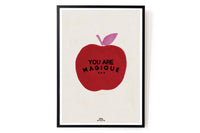 HOTELMAGIQUEはMilouNeelenによって生み出されたブランドです。彼女はフリーランスの仕事を経て、ファッションブランド、スコッチ&ソーダに3年間勤務し、グラフィックデザインの経験を積み、多くのコレクションのプリントやパターンをデザインしました。そして、2013年より独立して活動します。パリのアパートメントからアメリカーナモーテル、ウェスアンダーソンまでレトロなインスピレーションを得たこれらのグラフィックプリントは、シンプルでありながら美しいデザインです。