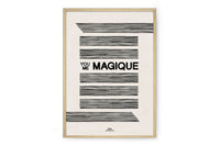 HOTELMAGIQUEはMilouNeelenによって生み出されたブランドです。彼女はフリーランスの仕事を経て、ファッションブランド、スコッチ&ソーダに3年間勤務し、グラフィックデザインの経験を積み、多くのコレクションのプリントやパターンをデザインしました。そして、2013年より独立して活動します。パリのアパートメントからアメリカーナモーテル、ウェスアンダーソンまでレトロなインスピレーションを得たこれらのグラフィックプリントは、シンプルでありながら美しいデザインです。