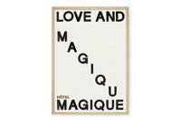 HOTELMAGIQUEはMilouNeelenによって生み出されたブランドです。彼女はフリーランスの仕事を経て、ファッションブランド、スコッチ&ソーダに3年間勤務し、グラフィックデザインの経験を積み、多くのコレクションのプリントやパターンをデザインしました。そして、2013年より独立して活動します。パリのアパートメントからアメリカーナモーテル、ウェスアンダーソンまでレトロなインスピレーションを得たこれらのグラフィックプリントは、シンプルでありながら美しいデザインです。