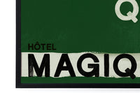 HOTELMAGIQUEはMilouNeelenによって生み出されたブランドです。彼女はフリーランスの仕事を経て、ファッションブランド、スコッチ&ソーダに3年間勤務し、グラフィックデザインの経験を積み、多くのコレクションのプリントやパターンをデザインしました。そして、2013年より独立して活動します。パリのアパートメントからアメリカーナモーテル、ウェスアンダーソンまでレトロなインスピレーションを得たこれらのグラフィックプリントは、シンプルでありながら美しいデザインです。