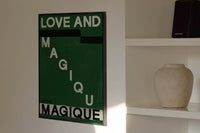 HOTELMAGIQUEはMilouNeelenによって生み出されたブランドです。彼女はフリーランスの仕事を経て、ファッションブランド、スコッチ&ソーダに3年間勤務し、グラフィックデザインの経験を積み、多くのコレクションのプリントやパターンをデザインしました。そして、2013年より独立して活動します。パリのアパートメントからアメリカーナモーテル、ウェスアンダーソンまでレトロなインスピレーションを得たこれらのグラフィックプリントは、シンプルでありながら美しいデザインです。